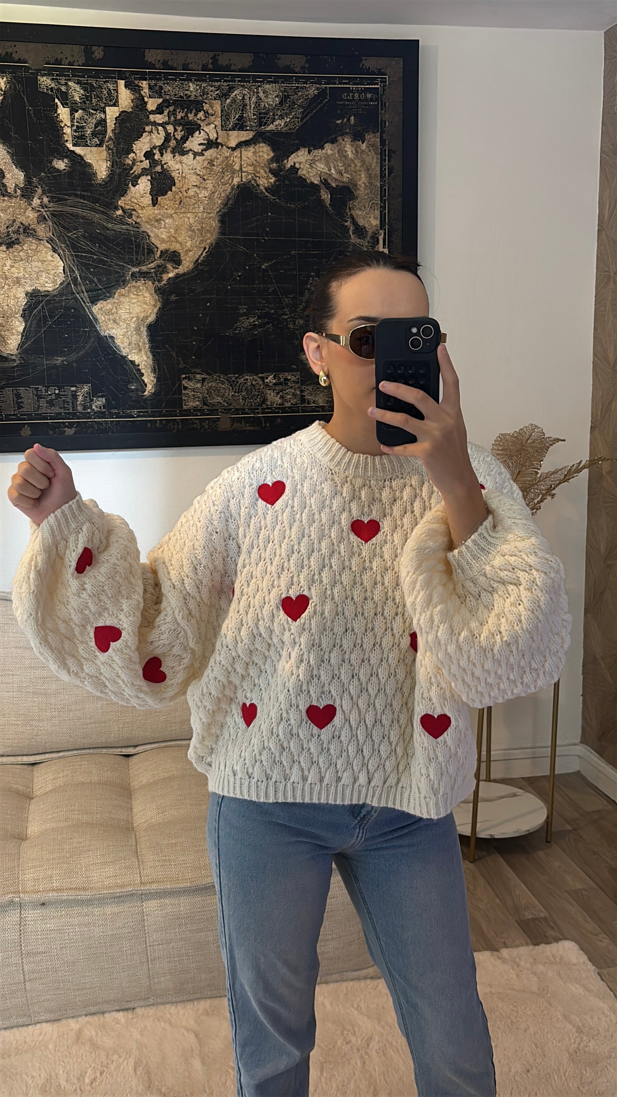 Pull blanc à cœur rouge