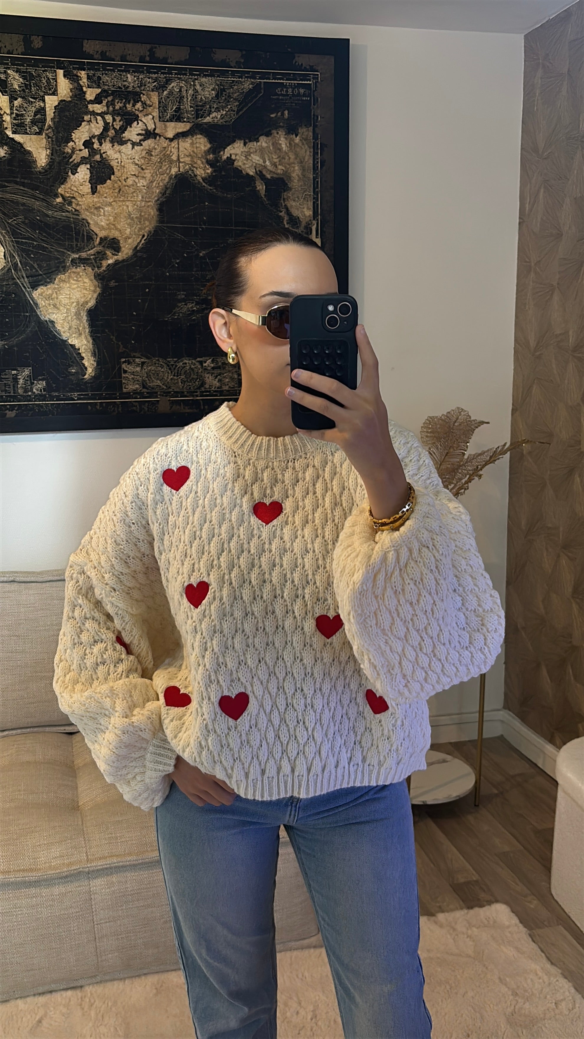 Pull blanc à cœur rouge