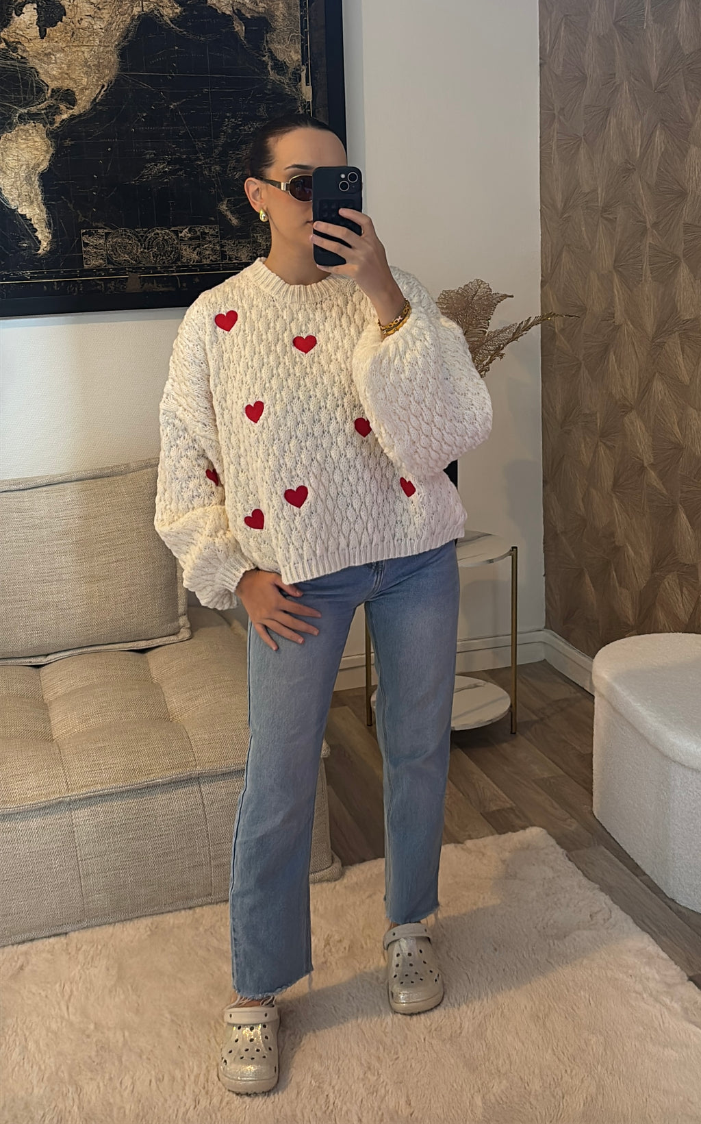 Pull blanc à cœur rouge