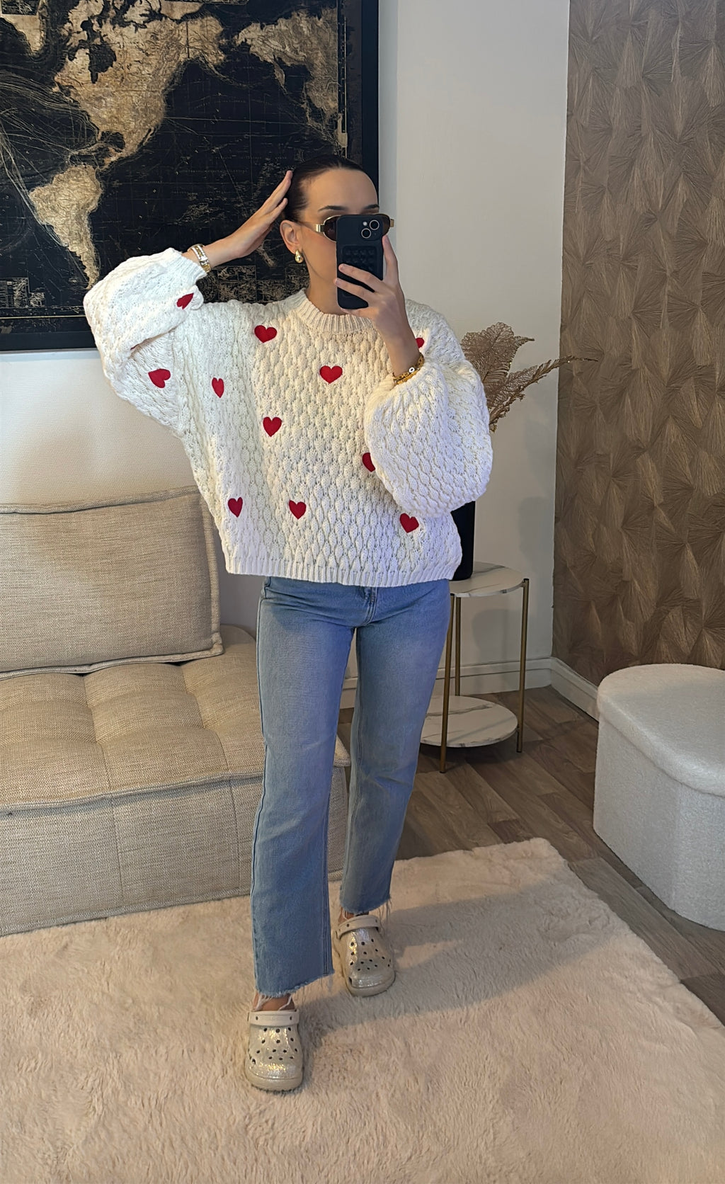 Pull blanc à cœur rouge