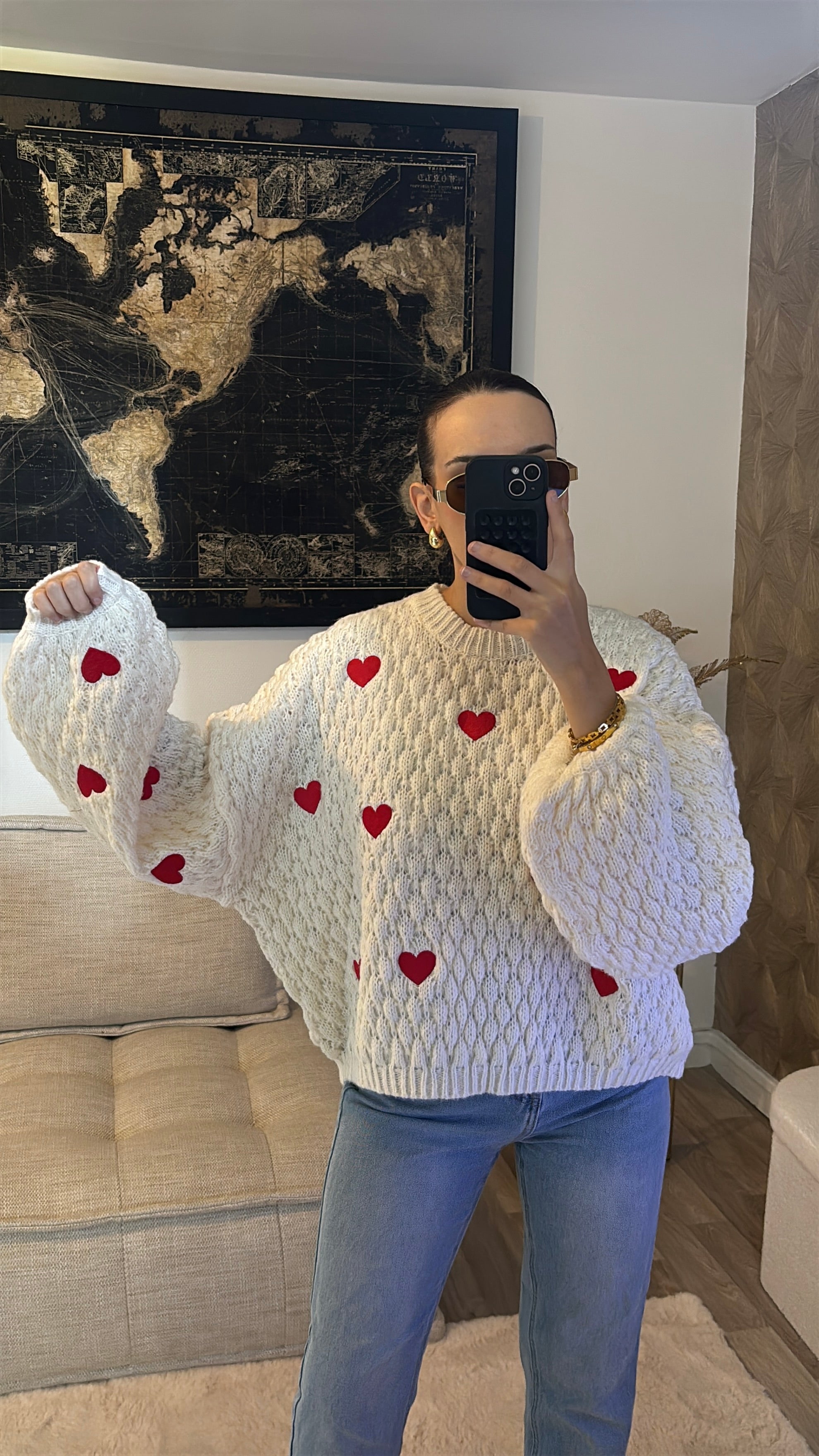 Pull blanc à cœur rouge